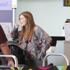 Marina Ruy Barbosa faz check-in em aeroporto no Rio