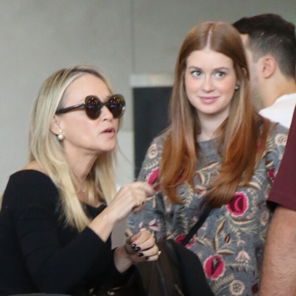 Marina Ruy Barbosa e a mãe embarcaram para França