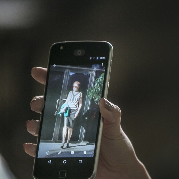 Irene (Débora Falabella) cumpre sua ameaça e manda a foto de Silvana (Lília Cabral) saindo de um prédio para Eurico (Humberto Martins) com uma mensagem dizendo que ela frequenta o local às quartas-feiras, na novela 'A Força do Querer'