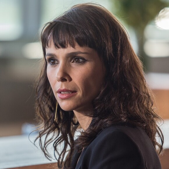 Irene (Débora Falabella) envia foto de Silvana (Lília Cabral) saindo de uma rodada de jogatina para Eurico (Humberto Martins), na novela 'A Força do Querer', em 6 de junho de 2017
