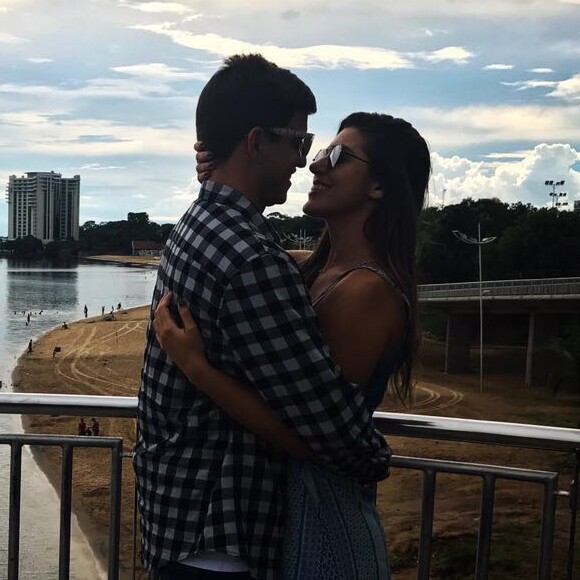 'Ele me faz esperar, mas pelo menos me busca no aeroporto', brincou a ex-BBB Vivian