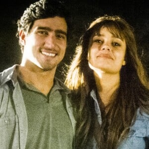 Alice (Sophie Charlotte) e Renato (Renato Góes) só se reencontram no comício das Diretas Já! na supersérie 'Os Dias Eram Assim'