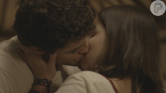 Na balada do bebê, Keyla (Gabriela Medvedovski) e Tato (Matheus Abreu) se beijam e depois ele a pede em namoro, em 'Malhação - Viva a Diferença'
