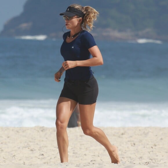 Grazi Massafera mostrou as pernas torneadas ao correr sozinha na praia