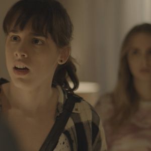 Em 'Malhação - Viva a Diferença', Lica (Manoela Aliperti) é obrigada pelos pais a almoçar com Clara (Isabella Scherer), em uma tentativa de fazer as amigas se entenderem