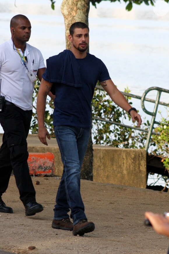 Cauã Reymond grava cenas de 'O Caçador' no Rio de Janeiro