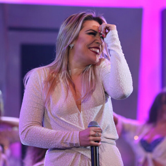 Naiara Azevedo faz sucesso com o público feminino por causa de suas músicas sobre desilusões amorosas