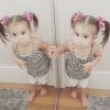 Deborah Secco flagrou a filha, Maria Flor, fazendo poses no espelho e compartilhou o momento em seu Instagram