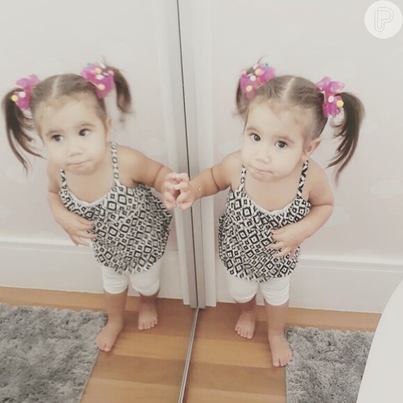 Deborah Secco flagrou a filha, Maria Flor, fazendo poses no espelho e compartilhou o momento em seu Instagram