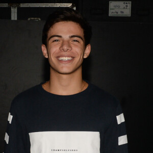 Thomaz Costa presenteou Larissa Manoela com um pulseira