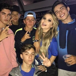 Thomaz Costa despistou ao ser questionado pela youtuber Maria Cavalcante sobre o namoro com Larissa Manoela: 'Aí tem que ver com ela...É segredo. Deixa no ar!'