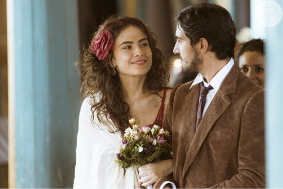 Renato (Renato Góes) se casa com Rimena (Maria Casadevall) mas pensa em Alice (Sophie Charlotte) na noite de núpcias, na supersérie 'Os Dias Eram Assim', em 22 de maio de 2017
