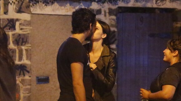 Agatha Moreira e o namorado, Pedro Lamin, trocam beijos e carinhos no Rio. Fotos