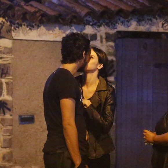 Agatha Moreira beija namorado, Pedro Lamin, nesta quarta-feira, dia 17 de maio de 2017