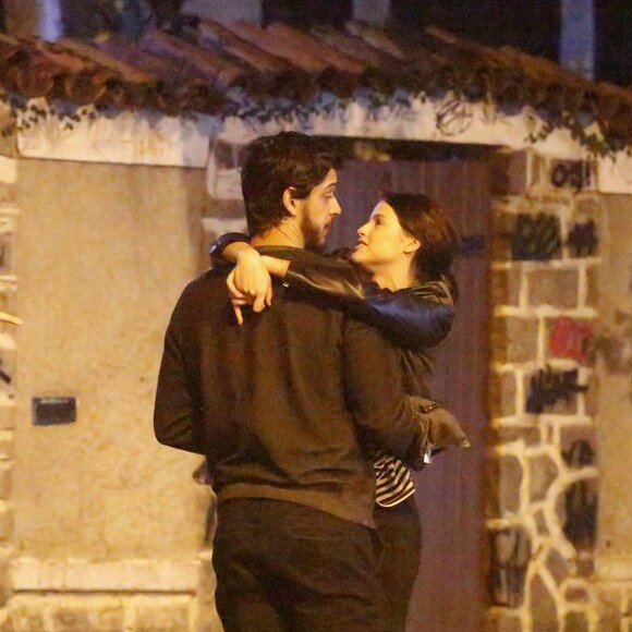 Agatha Moreira troca carinhos com Pedro Lamin na Gávea 