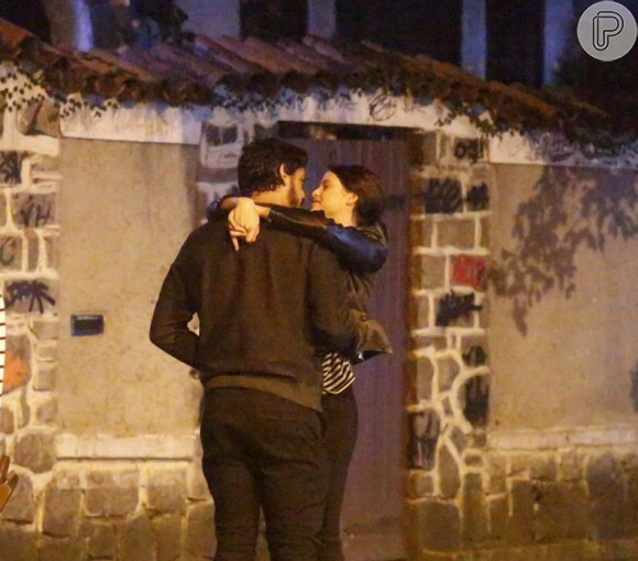 Agatha Moreira e o namorado, Pedro Lamin, trocam beijos no Rio