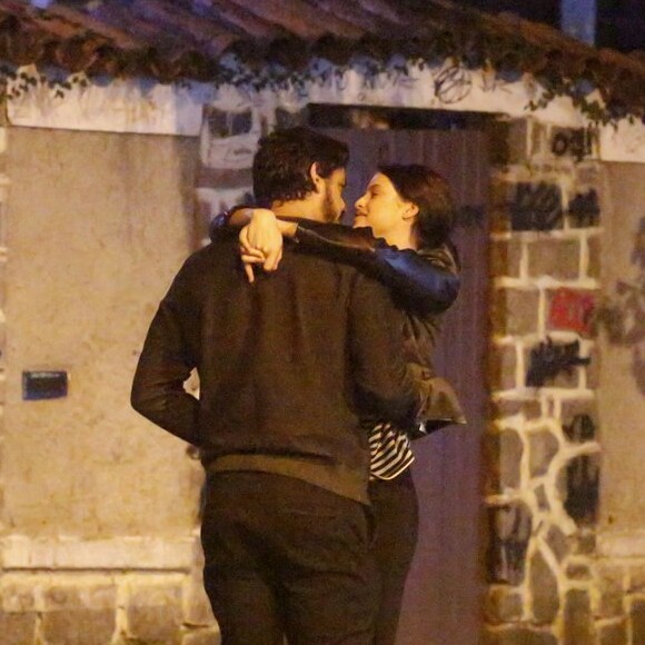 Agatha Moreira e o namorado, Pedro Lamin, trocam beijos no Rio