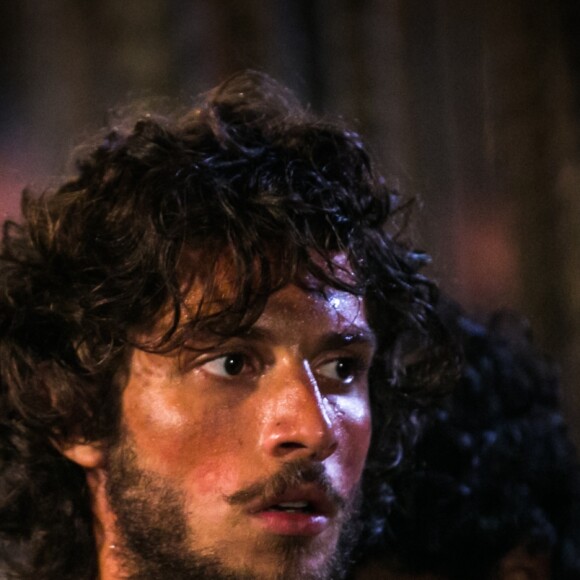 Chay Suede foi elogiado por diretor da novela 'Novo Mundo' ao dispensar dublê nas sequências de ação