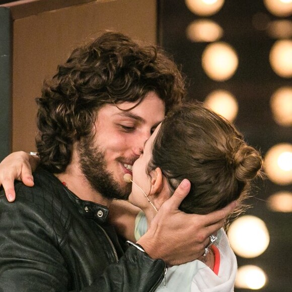 Chay Suede reforçou o pedido de casamento para Laura Neiva no programa 'Amor & Sexo'