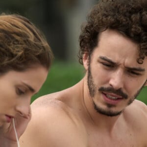 Ivana (Carol Duarte) aceita viajar com Cláudio (Gabriel Stauffer) na novela 'A Força do Querer'