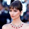 O enorme colar da modelo Emily Ratajkowskinana chamou atenção no tapete vermelho dacerimônia de abertura da 70ª edição do Festival de Cannes, no sul da França, nesta quarta-feira, 17 de maio de 2017