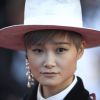 Seguindo a tendência das joias ostentação, a cantora Li Yuchun apostou em um grande brinco para a cerimônia de abertura da 70ª edição do Festival de Cannes, no sul da França, nesta quarta-feira, 17 de maio de 2017