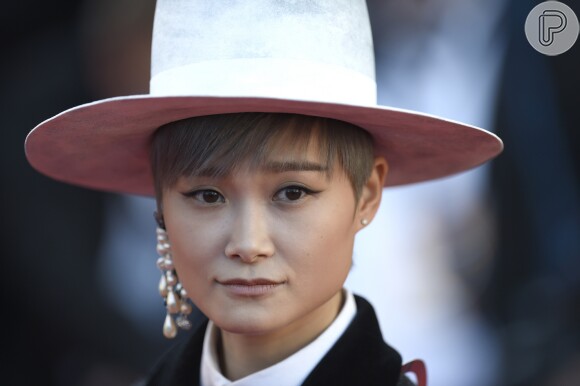 Seguindo a tendência das joias ostentação, a cantora Li Yuchun apostou em um grande brinco para a cerimônia de abertura da 70ª edição do Festival de Cannes, no sul da França, nesta quarta-feira, 17 de maio de 2017