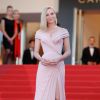 Uma Thurman usou Atelier Versace na cerimônia de abertura da 70ª edição do Festival de Cannes, no sul da França, nesta quarta-feira, 17 de maio de 2017