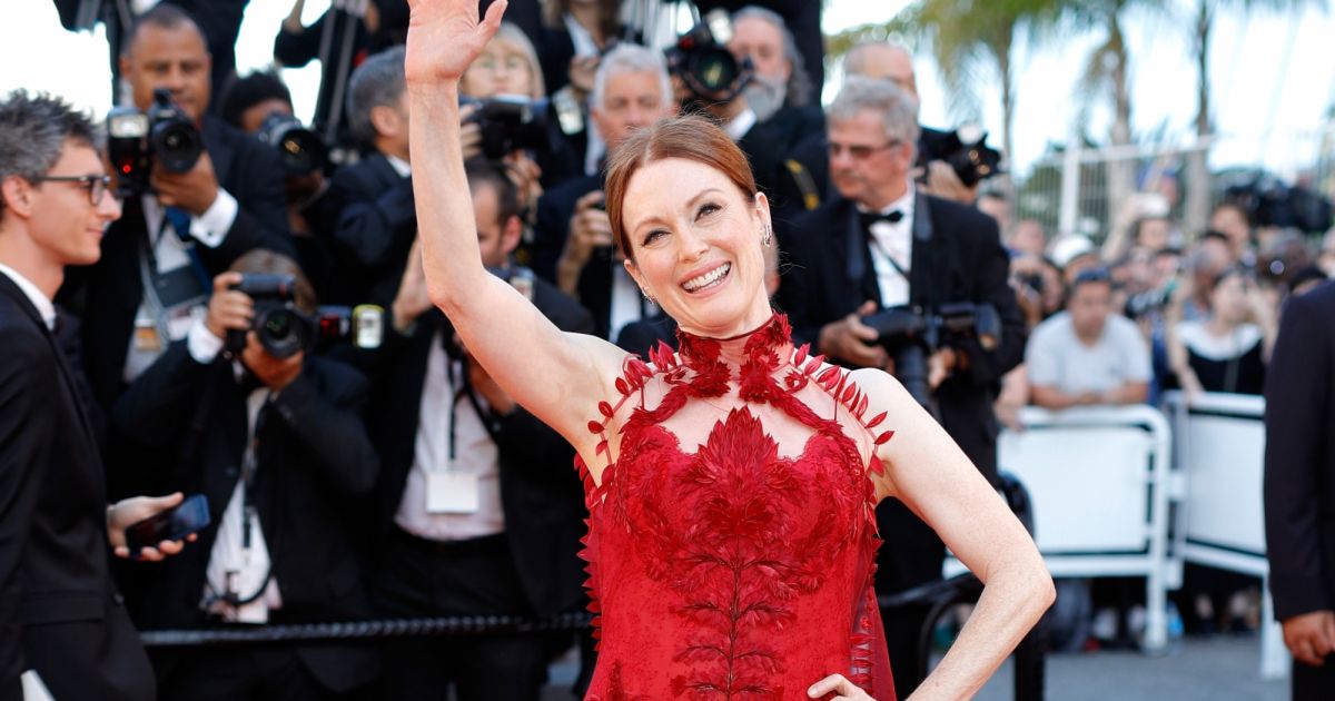 Julianne Moore de Givenchy na cerimônia de abertura da 70ª edição do Festival de Cannes, no sul