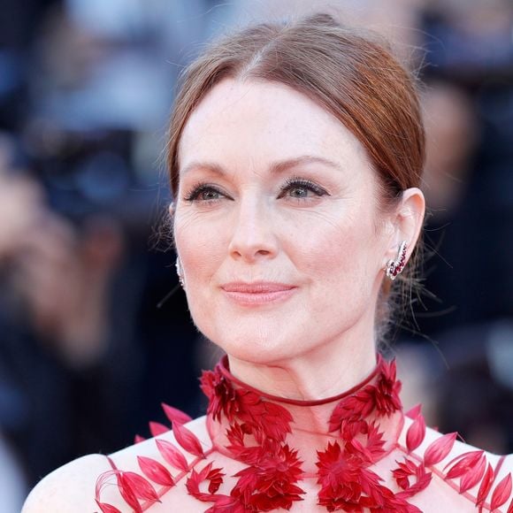 A atriz Julianne Moorena usou o cabelo preso em um coque na cerimônia de abertura da 70ª edição do Festival de Cannes, no sul da França, nesta quarta-feira, 17 de maio de 2017