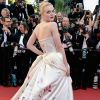 A atriz Elle Fanning apostou em um look mais volumoso para a cerimônia de abertura da 70ª edição do Festival de Cannes, no sul da França, nesta quarta-feira, 17 de maio de 2017