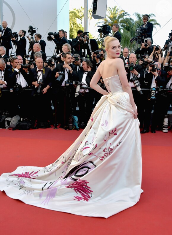 A atriz Elle Fanning apostou em um look mais volumoso para a cerimônia de abertura da 70ª edição do Festival de Cannes, no sul da França, nesta quarta-feira, 17 de maio de 2017