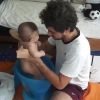 Rafa Brites e o marido, Felipe Andreolli, aprenderam a fazer shantala no filho, Rocco, nesta quinta-feira, 18 de maio de 2017