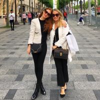 Marina Ruy Barbosa posa em Paris com look combinando com o da mãe: 'Orgulho'