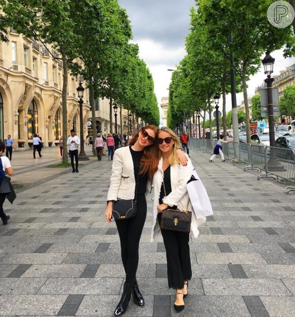Marina Ruy Barbosa posa em Paris com look combinando com o da mãe em foto postada nesta quinta-feira, dia 18 de maio de 2017