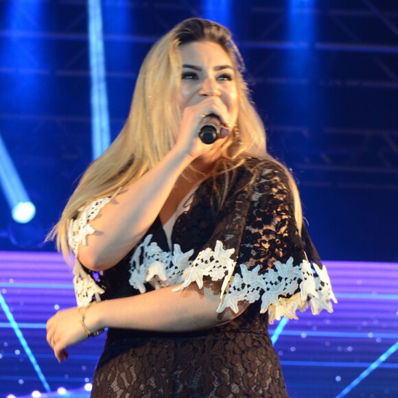 Naiara Azevedo deu tapinha no marido e avisou: 'Eu mando nessa bagaça'