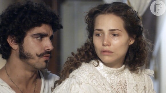 Leopoldina (Letícia Colin) e Dom Pedro (Caio Castro) choram a morte de João Carlos, seu primogênito, na novela 'Novo Mundo', a partir de 22 de maio de 2017