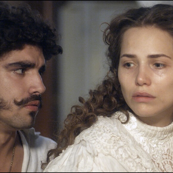 Leopoldina (Letícia Colin) e Dom Pedro (Caio Castro) choram a morte de João Carlos, seu primogênito, na novela 'Novo Mundo', a partir de 22 de maio de 2017