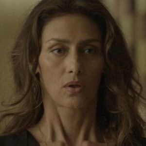Joyce (Maria Fernanda Cândido) vai atrás de Ritinha (Isis Valverde) pedir para ela voltar para casa, na novela 'A Força do Querer'