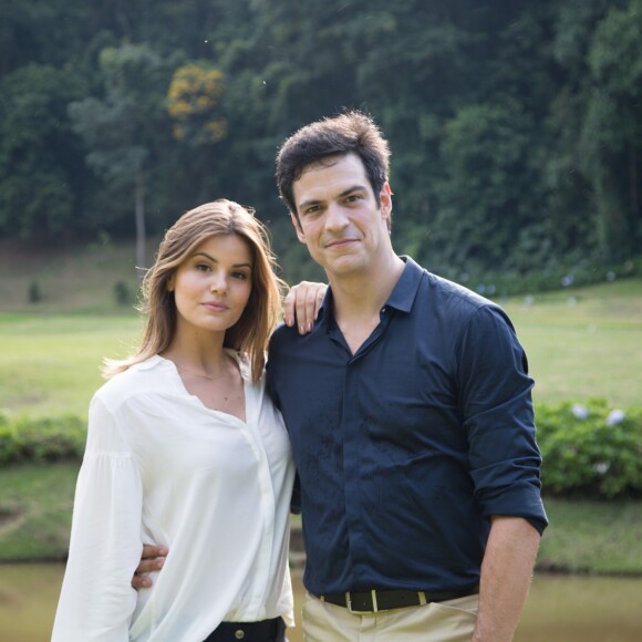 Camila Queiroz será par romântico de Mateus Solano