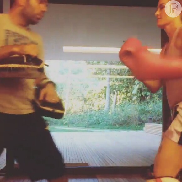Luciano Huck publicou na tarde desta sexta-feira, 14 de março de 2014, um vídeo em que Angélica aparece lutando Muay Thai