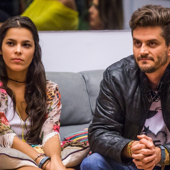 'Um homem para me conquistar precisa ser homem. Sei que existem homens de 20 anos e moleques de 40', disparou a ex-BBB Emilly