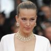 A modelo tcheca Petra Nemcova caprichou no decote para o segundo dia do Festival de Cannes, no Sul da França, nesta quinta-feira, 18 de maio de 2017