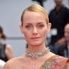 A modelo Amber Valletta apostou em gargantilha no look para o segundo dia do Festival de Cannes, no Sul da França, nesta quinta-feira, 18 de maio de 2017