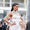 A modelo brasileira Adriana Lima usou um grande colar com o vestido tomara-que-caia no segundo dia do Festival de Cannes, no Sul da França, nesta quinta-feira, 18 de maio de 2017
