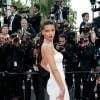Adriana Lima roubou a cena com um vestido de noiva do estilista Naeem Khan no segundo dia do Festival de Cannes, no Sul da França, nesta quinta-feira, 18 de maio de 2017