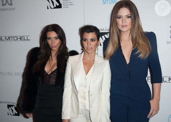 Kim posa com as as irmãs, Kourtney e Khloé Kardashian em um evento nos Estados Unidos. Ambas devem vir ao Brasil para gravar o reality