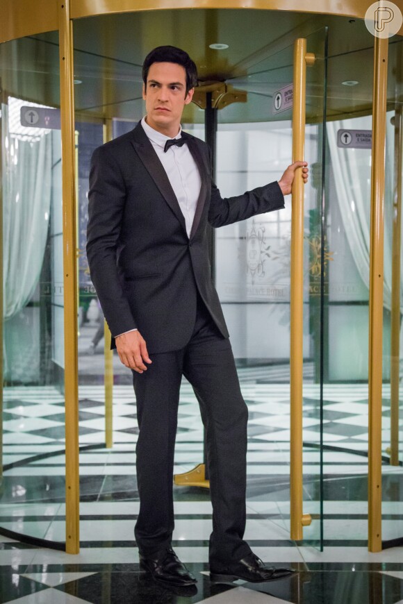 Mateus Solano interpreta o empresário Eric, que irá adquirir o Hotel Carioca Palace sem o consentimento de Luiza (Camila Queiroz), herdeira do estabelecimento, na novela 'Pega Pega'