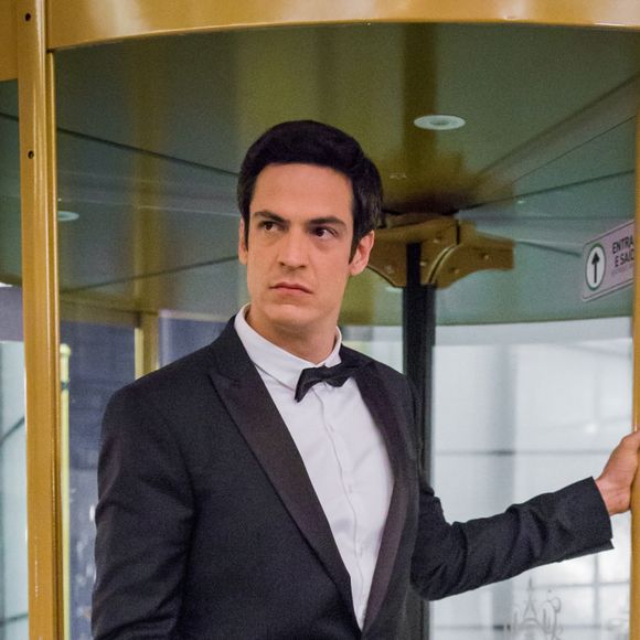 Mateus Solano interpreta o empresário Eric, que irá adquirir o Hotel Carioca Palace sem o consentimento de Luiza (Camila Queiroz), herdeira do estabelecimento, na novela 'Pega Pega'