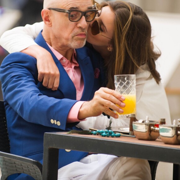 Luiza (Camila Queiroz) é neta de Pedrinho Guimarães (Marcos Caruso), que vende o hotel para Eric (Mateus Solano), na novela 'Pega Pega'